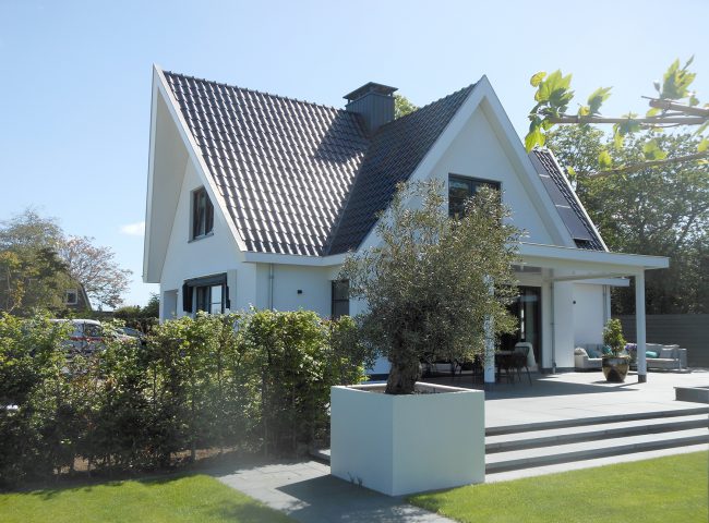 zijaanzicht nieuwbouw wit vrijstaand huis heiloo