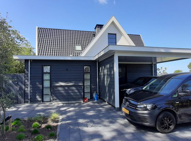 zijkant nieuwbouw wit vrijstaand huis heiloo