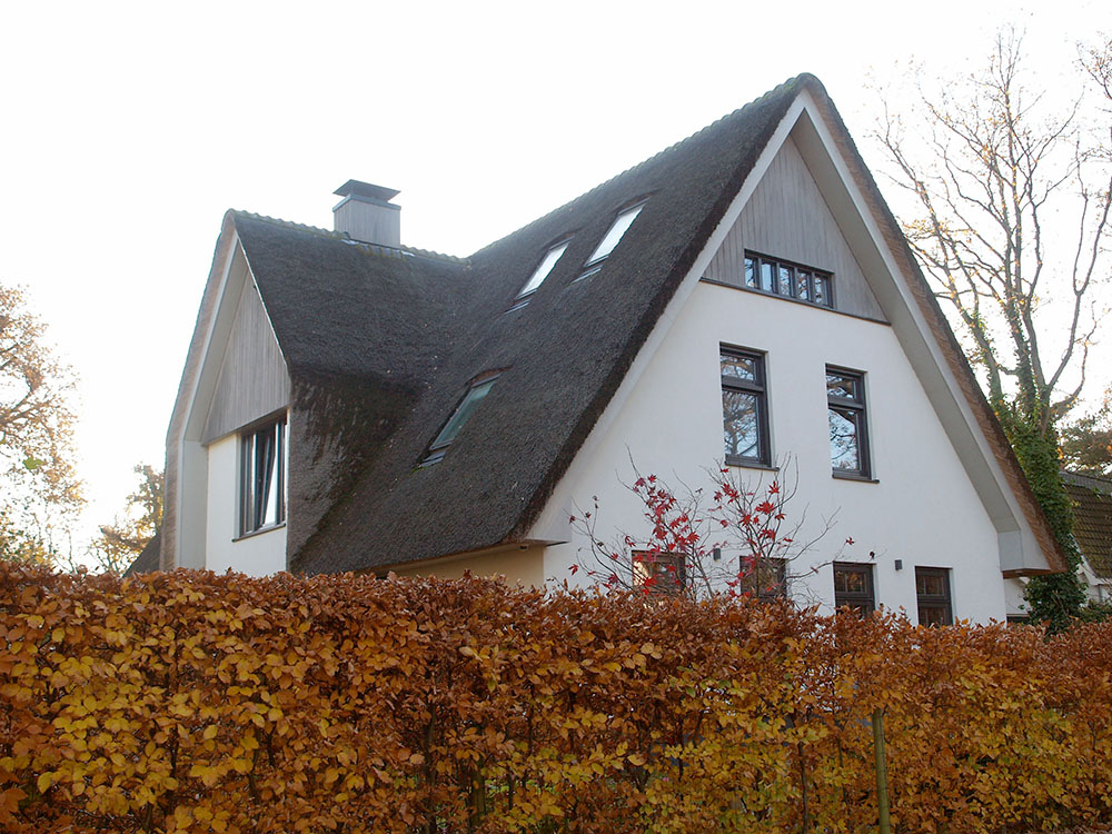 vrijstaand huis met rieten kap -Architectenburo Admiraal Stoute